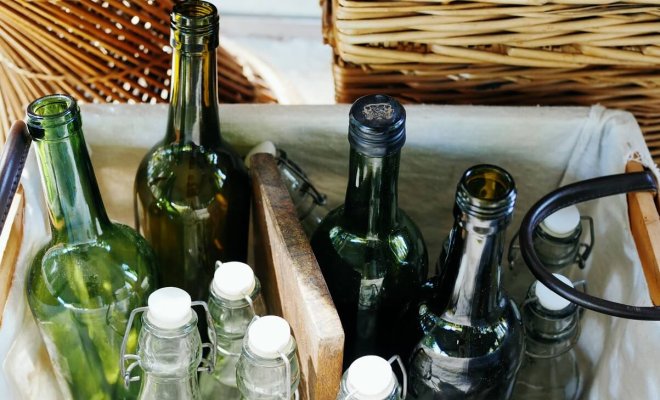 10 идей использования пустых бутылок в качестве декора для свадебного стола
